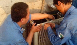 奥克斯空调电容的接线端子顶电器盒钣金导致空