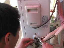 东芝空调接水盘出水嘴密封圈裂，排水管外侧造